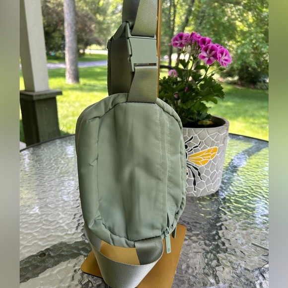 GAIAM-sidekick Fanny pack/chest bag, mint green with Adjustable strap - Picture 6 of 7